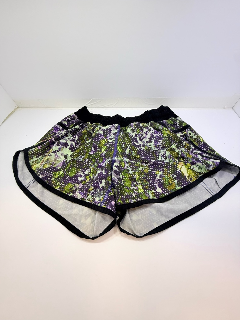 4. Women’s Lululemon Tracker Short lll 4 way stretch Floral shorts 4in. Inseam